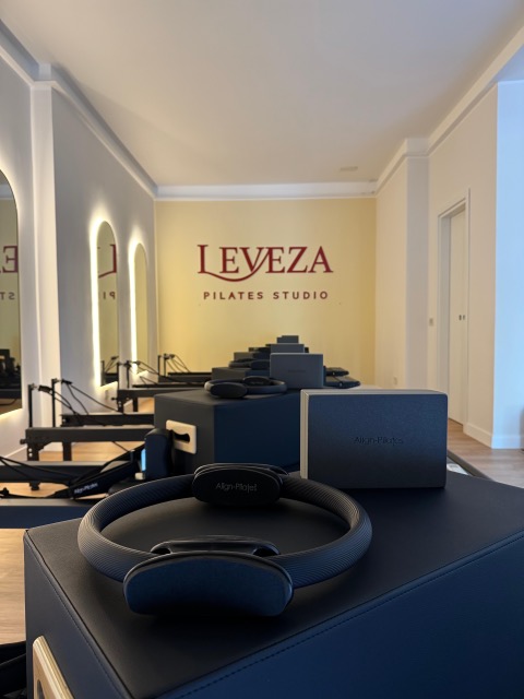 Dettaglio della sala Reformer con specchi ad arco retroilluminati